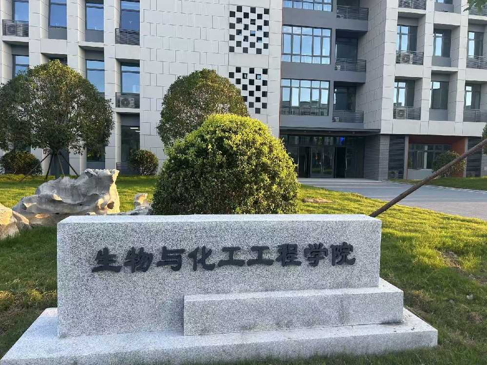 定南县扬州职业大学体育场高杆灯项目